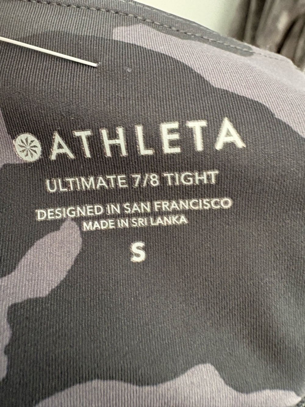 Athleta Ultimate Stash Pocket 7/8 Tight in black camo size small - Picture 7 of 9